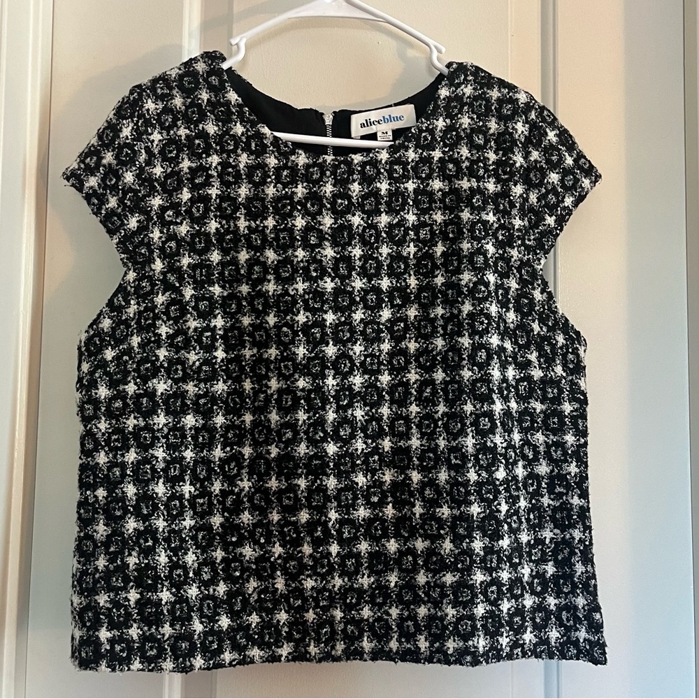 Retro quarter sleeve size M shirt. Woven material. 60s & 70s style pattern.